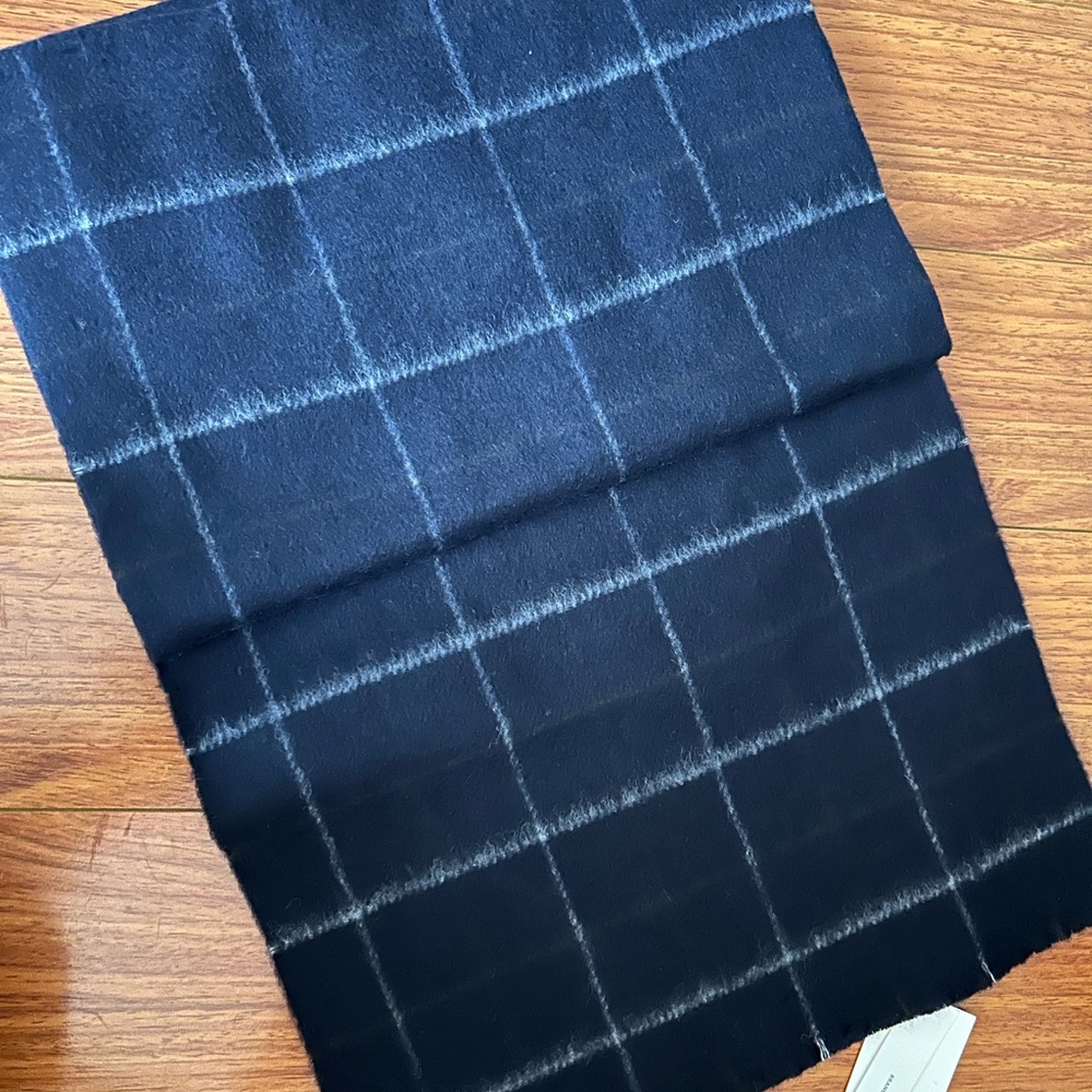 NWT Vince Men’s scarf.